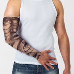 Rękaw z tatuażem twarzy dziewczyny w formie czarno-szarej mozaiki – na męskiej ręce, widok z przodu