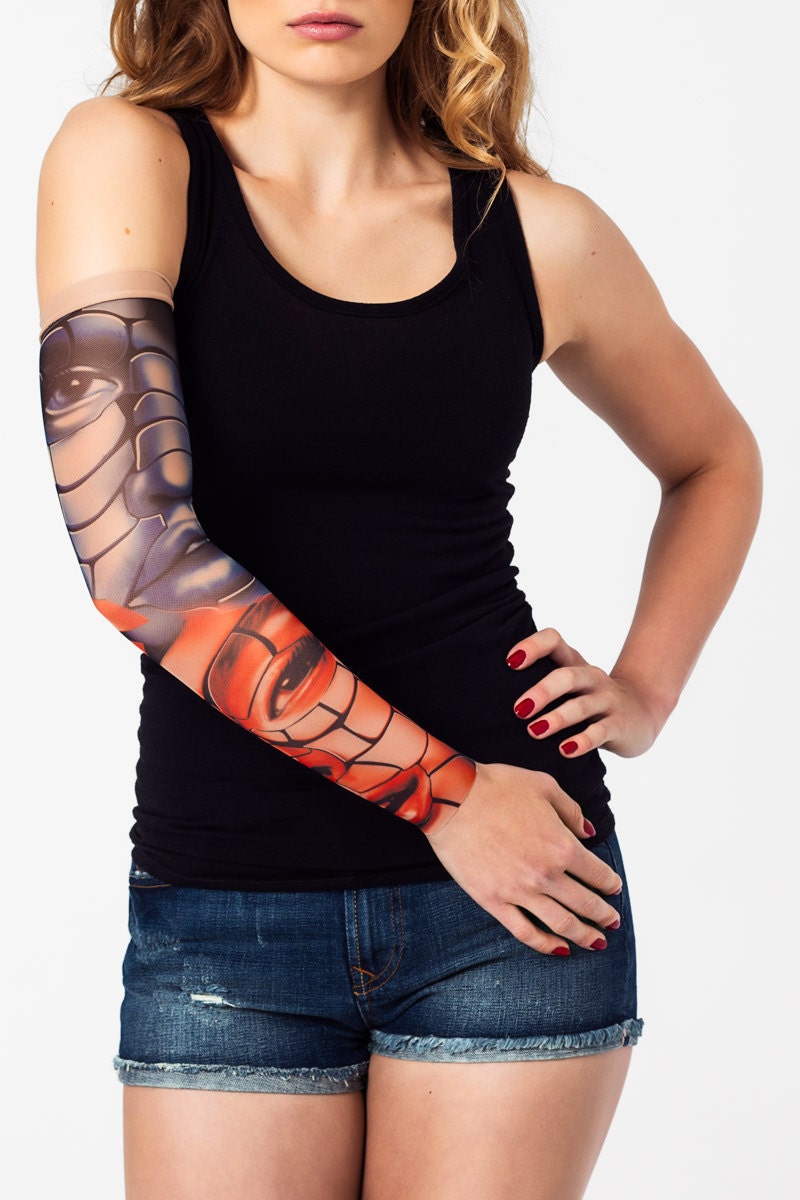 Rękaw z tatuażem twarzy dziewczyny ułożonej z mozaikowych elementów – na damskiej ręce, widok z przodu