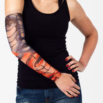 Rękaw z tatuażem twarzy dziewczyny ułożonej z mozaikowych elementów – na damskiej ręce, widok z przodu