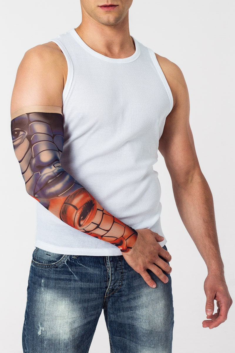 Rękaw z tatuażem twarzy dziewczyny ułożonej z mozaikowych elementów – na męskiej ręce, widok z przodu