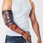 Rękaw z tatuażem twarzy dziewczyny ułożonej z mozaikowych elementów – na męskiej ręce, widok z przodu