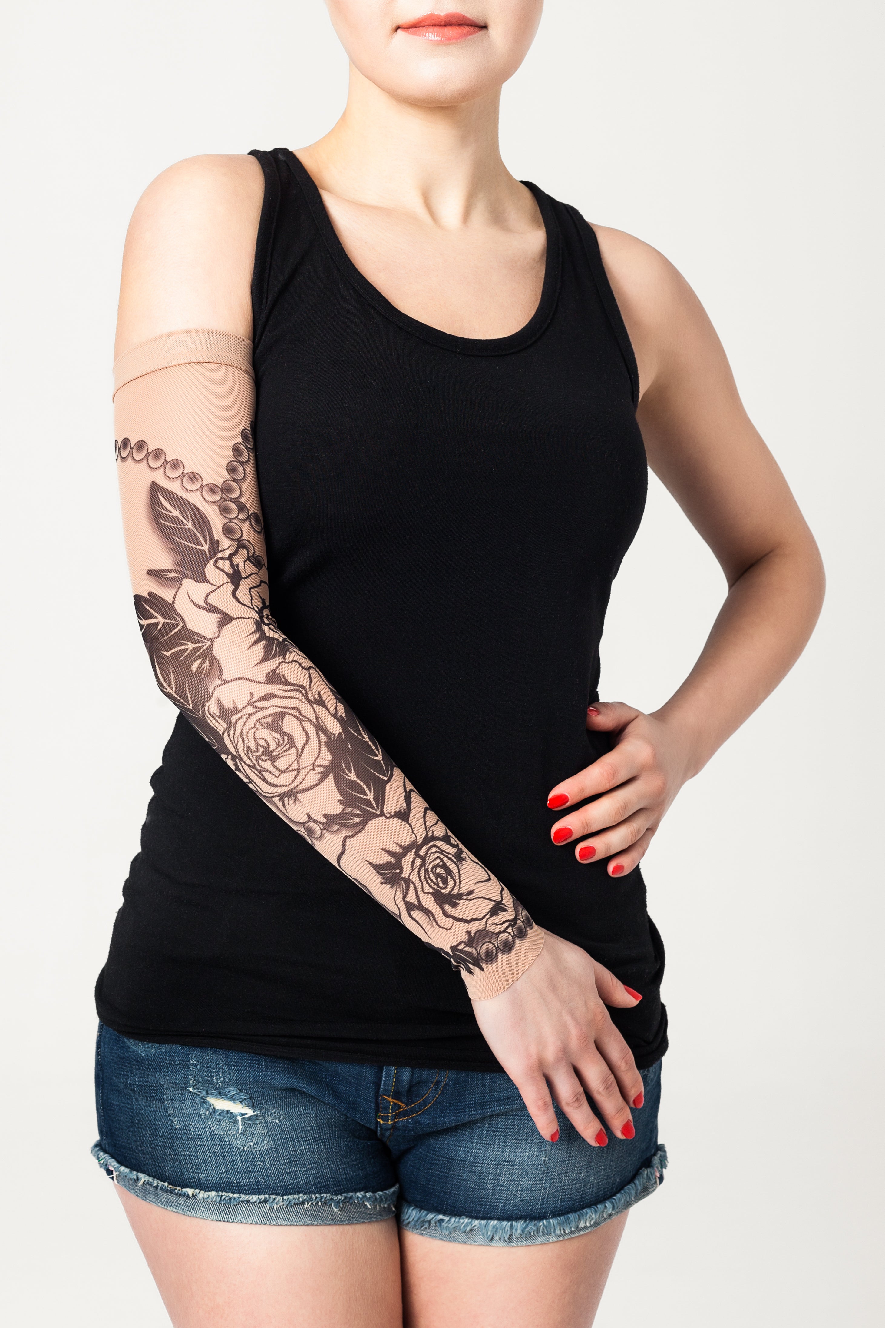 Rękaw z tatuażem w czarne róże i koraliki - na damskiej ręce, widok z przodu
