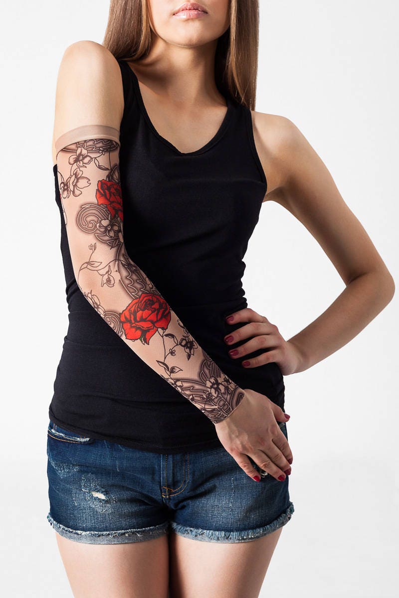 Rękaw z tatuażem w czerwone róże i czarne kwiaty - na damskiej ręce, widok z przodu