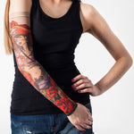 Rękaw z tatuażem seksownej piratki wśród czerwonych róż - na damskiej ręce, widok z przodu