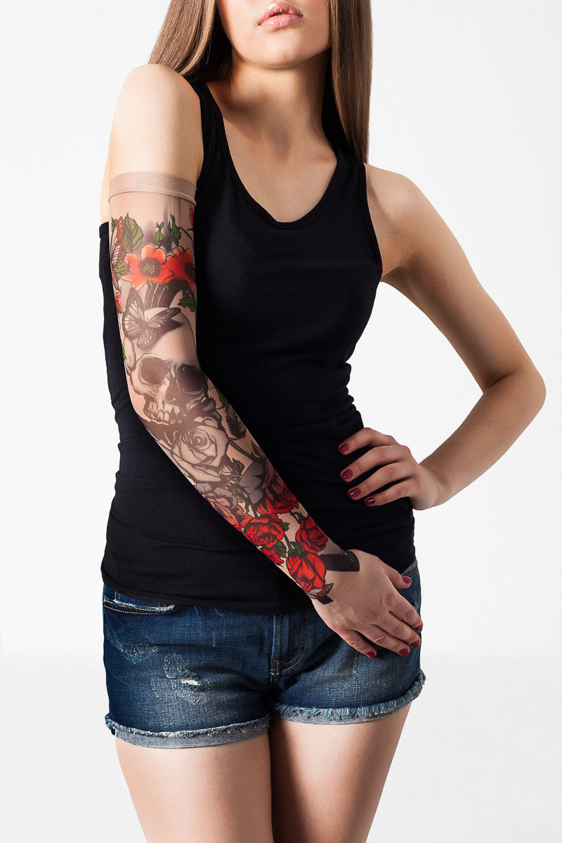 Rękaw z tatuażem czaszki i czerwonych róż – na damskiej ręce, widok z przodu