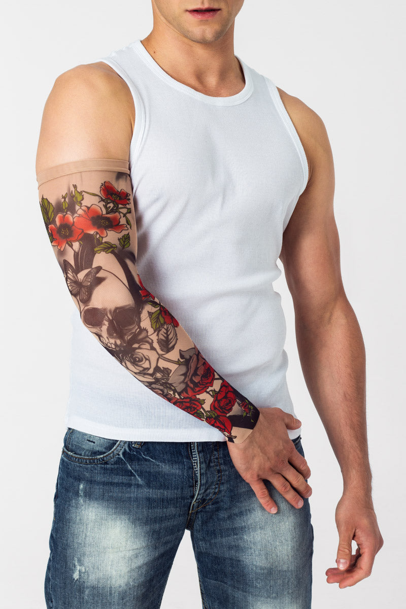 Rękaw z tatuażem czaszki i czerwonych róż – na męskiej ręce, widok z przodu