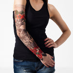 Rękaw z tatuażem czaszki i czerwonych róż – na damskiej ręce, widok z przodu