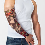 Rękaw z tatuażem czaszki i czerwonych róż – na męskiej ręce, widok z przodu