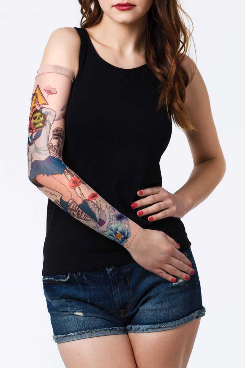 Rękaw z tatuażem uczennicy szkolnej z czaszką zamiast głowy i kościotrupami – na damskiej ręce, widok z przodu