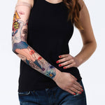 Rękaw z tatuażem uczennicy szkolnej z czaszką zamiast głowy i kościotrupami – na damskiej ręce, widok z przodu