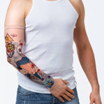 Rękaw z tatuażem uczennicy szkolnej z czaszką zamiast głowy i kościotrupami – na męskiej ręce, widok z przodu