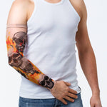 Rękaw z tatuażem czaszek i ognia w czarno-pomarańczowej kolorystyce – na męskiej ręce, widok z przodu