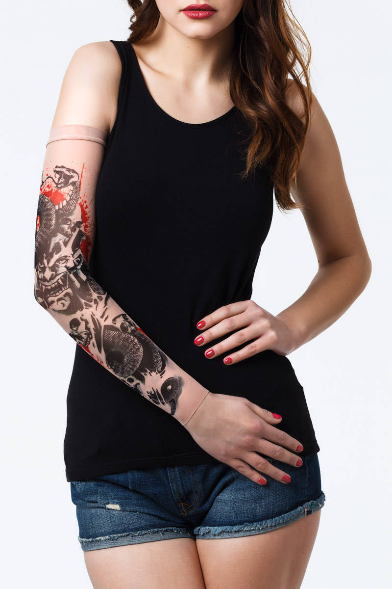 Rękaw z tatuażem węża i demona w czarno-czerwonej kolorystyce – damska ręka, widok z przodu