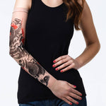 Rękaw z tatuażem węża i demona w czarno-czerwonej kolorystyce – damska ręka, widok z przodu