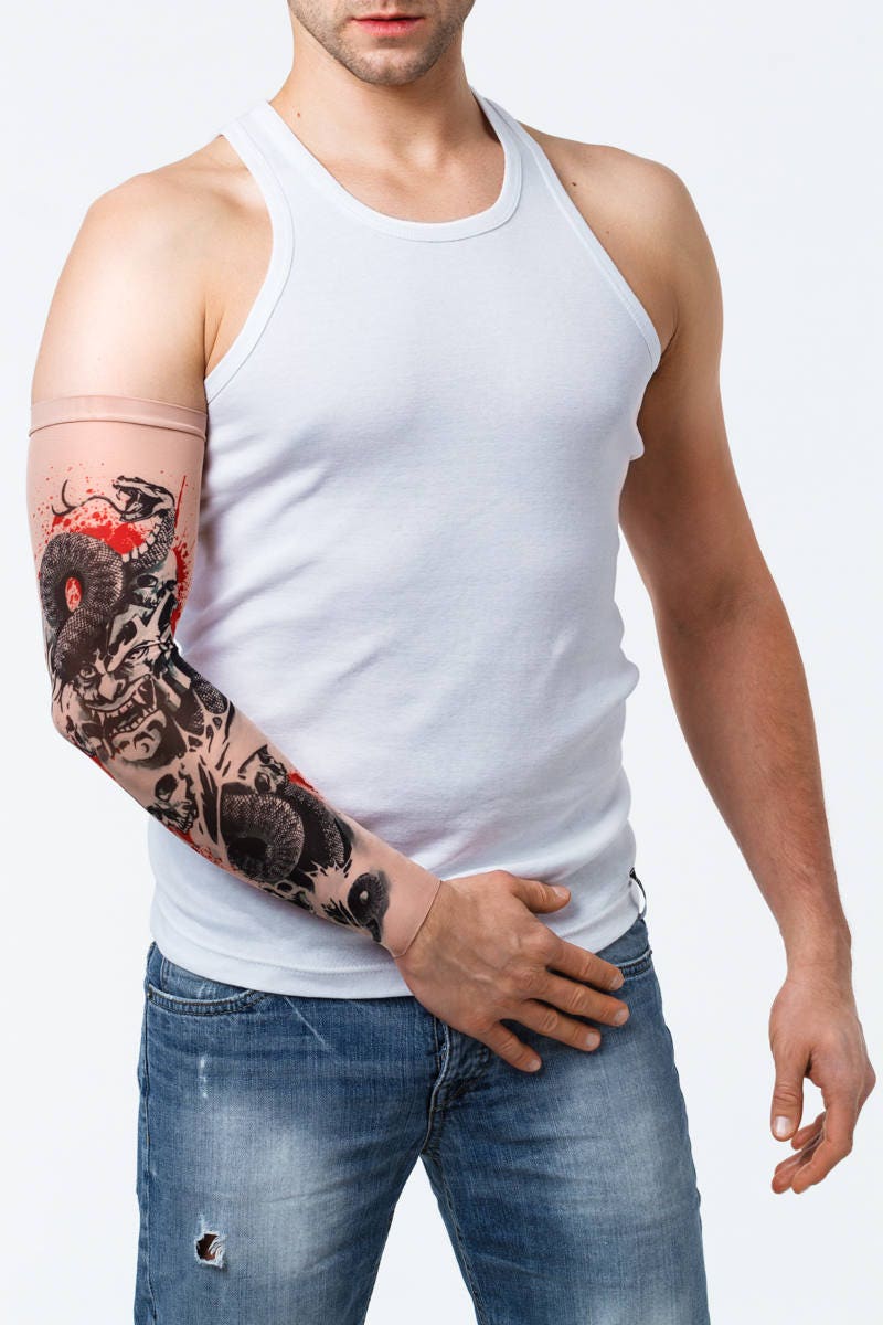 Rękaw z tatuażem węża i demona w czarno-czerwonej kolorystyce – męska ręka, widok z przodu