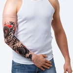 Rękaw z tatuażem węża i demona w czarno-czerwonej kolorystyce – męska ręka, widok z przodu