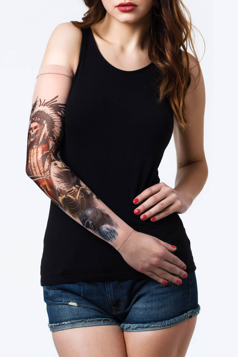 Rękaw z tatuażem indiańskiego szkieleta jadącego na szkielecie konia – na damskiej ręce, widok z przodu