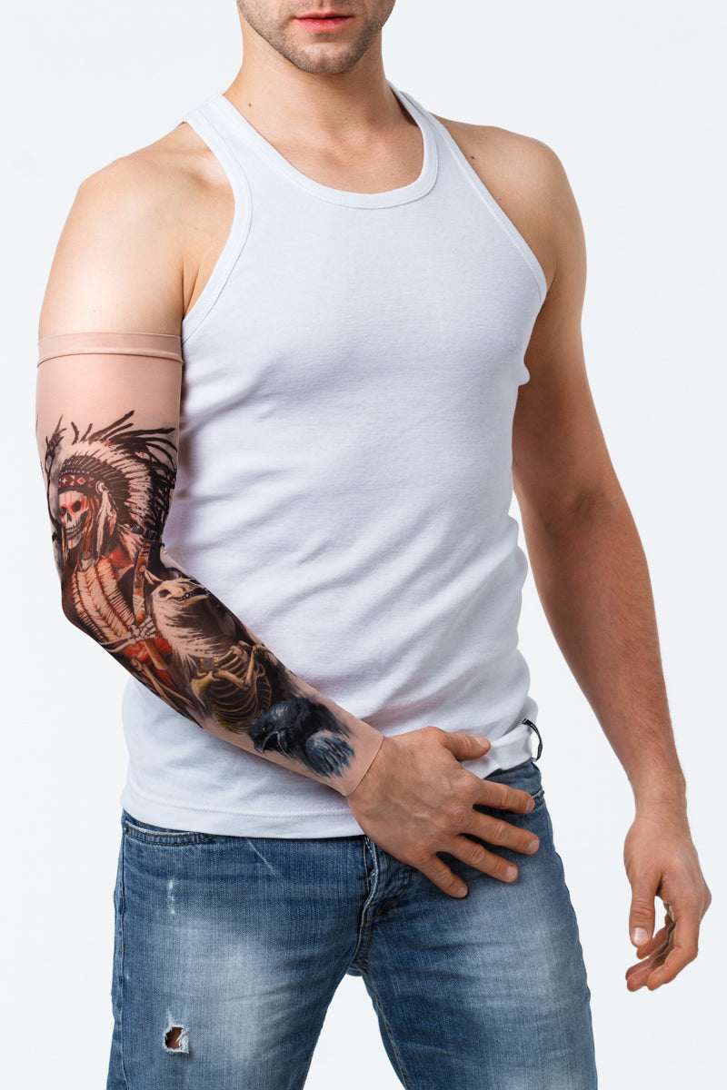 Rękaw z tatuażem indiańskiego szkieleta jadącego na szkielecie konia – na męskiej ręce, widok z przodu