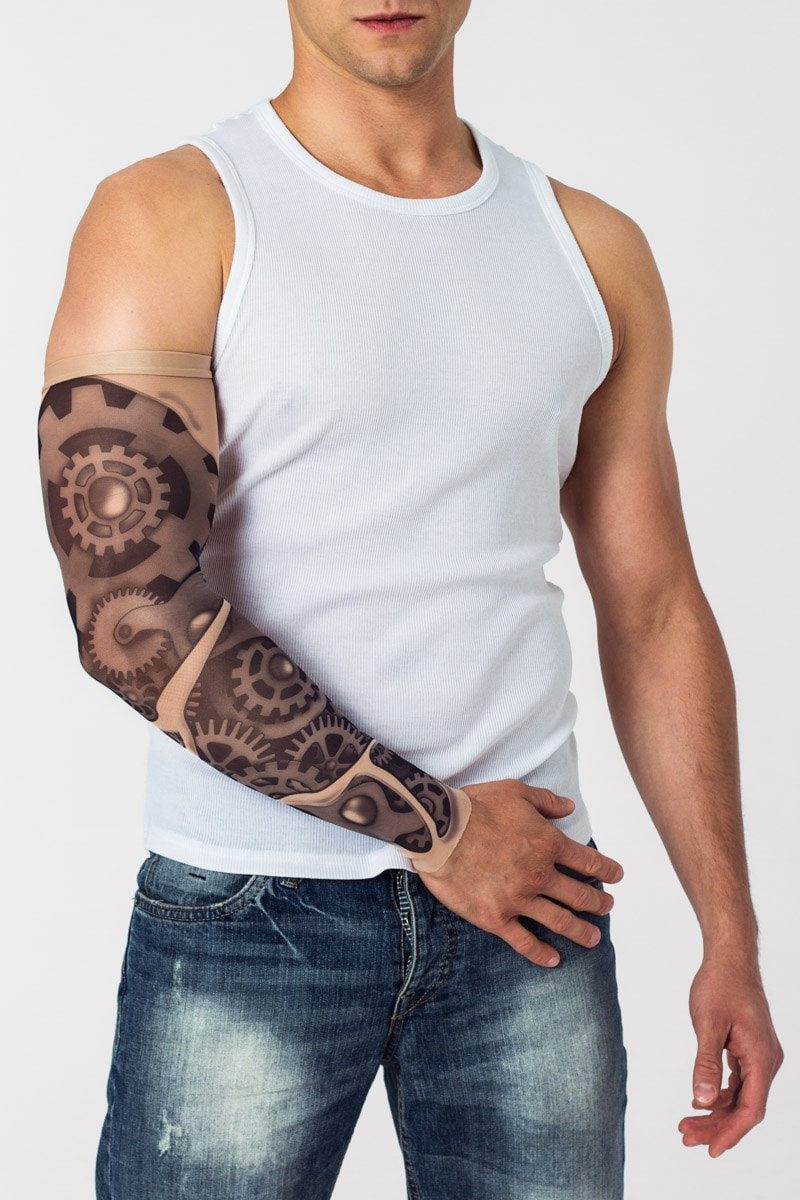 Rękaw z tatuażem czarno szarych trybów maszyny – na męskiej ręce, widok z przodu