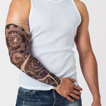 Rękaw z tatuażem czarno szarych trybów maszyny – na męskiej ręce, widok z przodu