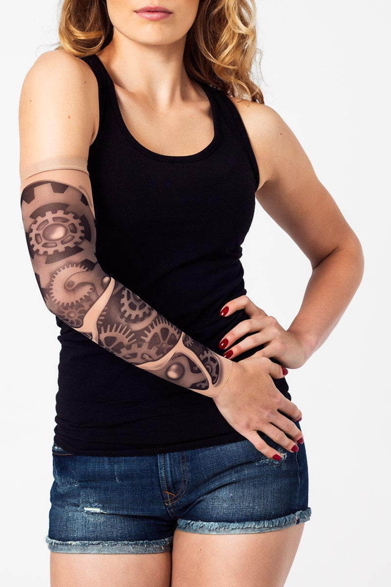 Rękaw z tatuażem czarno szarych trybów maszyny – na męskiej ręce, widok z przodu