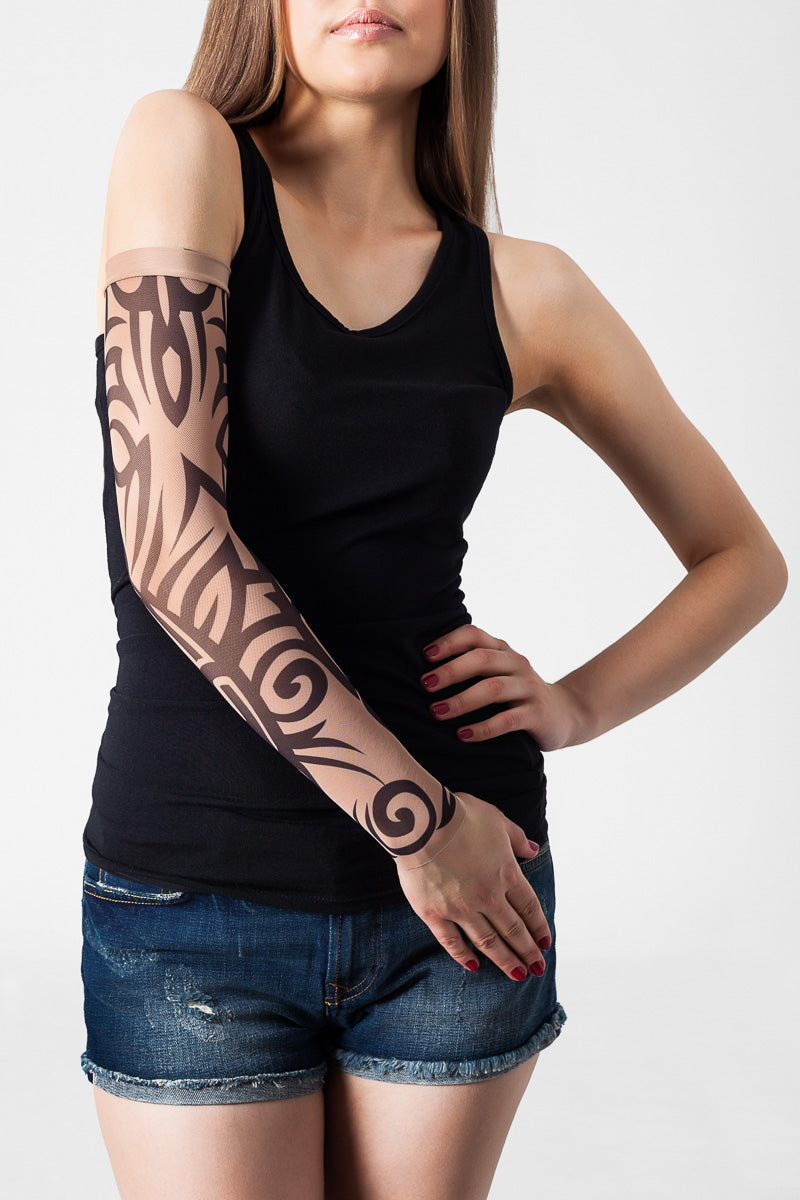 Rękaw z tatuażem wzoru tribalowego – na damskiej ręce, widok z przodu