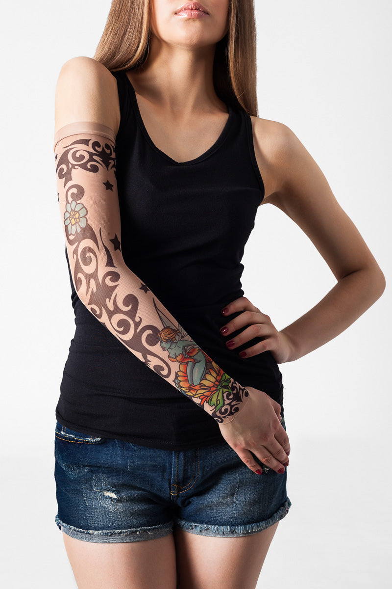 Rękaw z tatuażem tribalowego motywu i niebieskiej wróżki na kwiatku – na damskiej ręce, widok z przodu