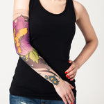 Rękaw z tatuażem dużej fioletowej peoni – na damskiej ręce, widok z przodu