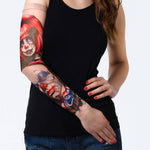 Rękaw z tatuażem pary clownów zombie – na damskiej ręce, widok z przodu