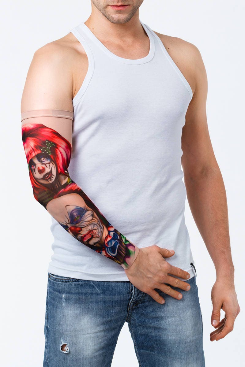 Rękaw z tatuażem pary clownów zombie – na męskiej ręce, widok z przodu