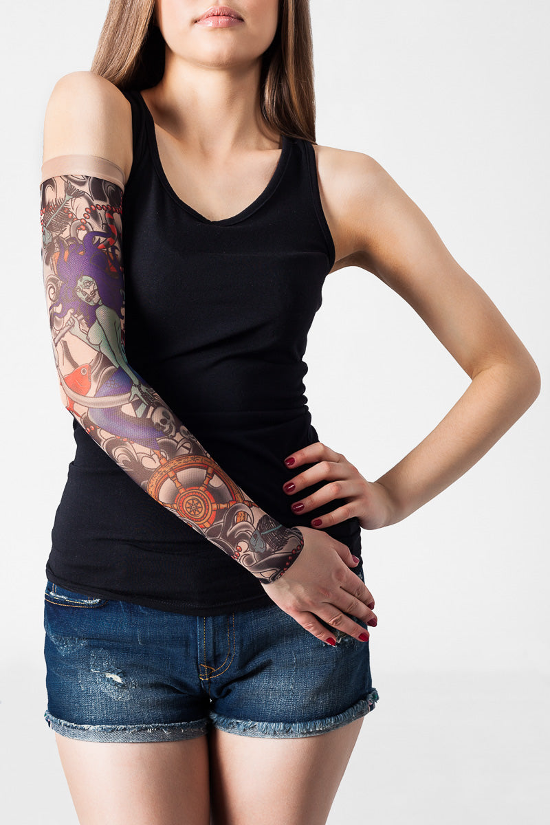 Rękaw z tatuażem seksownej zielonej syreny zombie – na damskiej ręce, widok z przodu