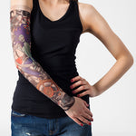 Rękaw z tatuażem seksownej zielonej syreny zombie – na damskiej ręce, widok z przodu