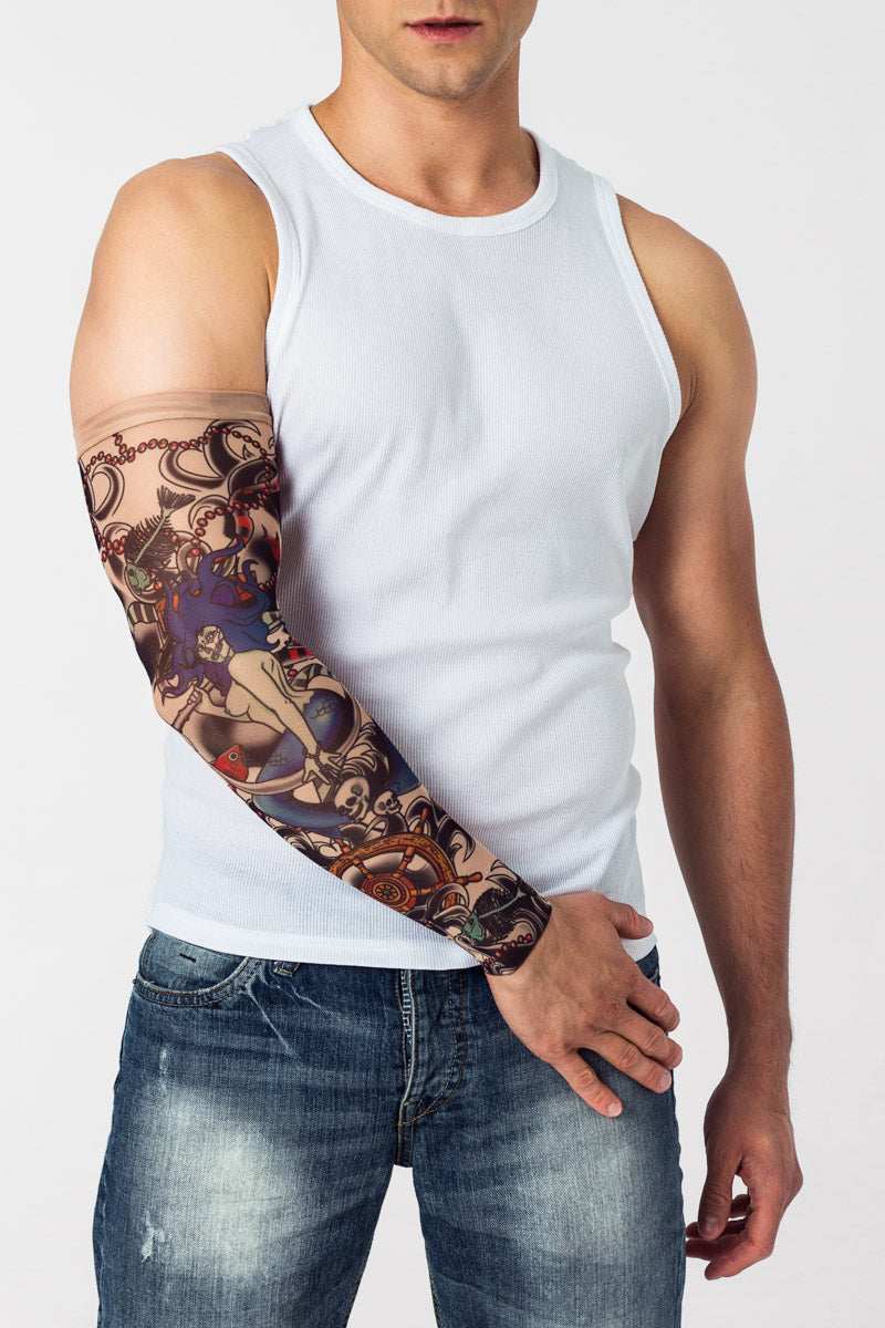 Rękaw z tatuażem seksownej zielonej syreny zombie – na męskiej ręce, widok z przodu